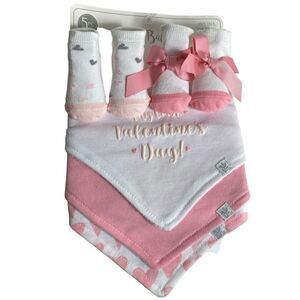 TRUE BABY 0-6 MONTH - 1ST VALENTINES BIB AND SOCK SET